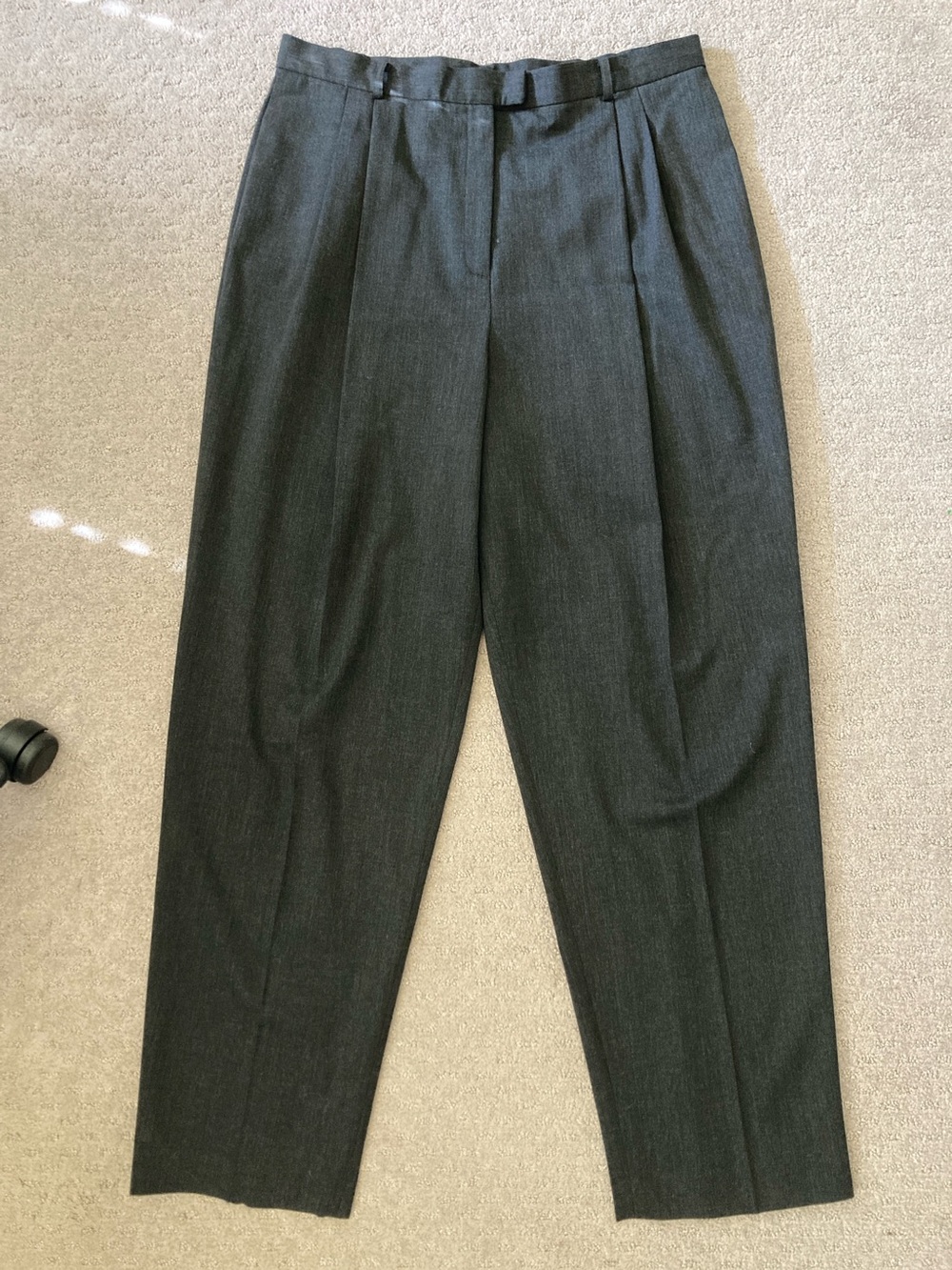 Lafayette 148 gray wool pleat front trousers, Sz 16.